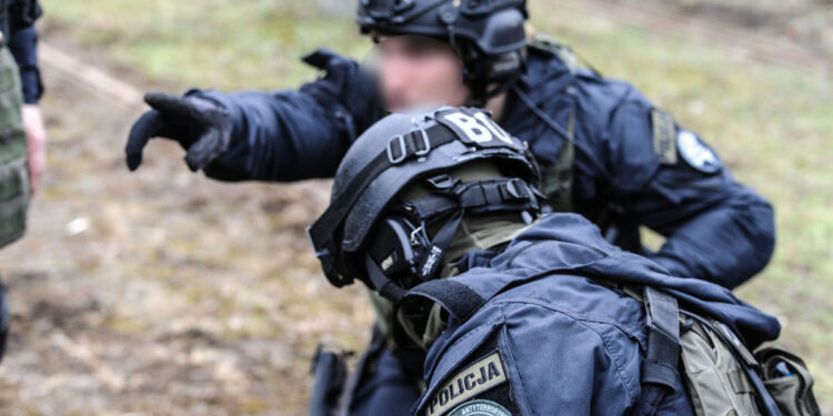 Antyterroryści na terenie MZK