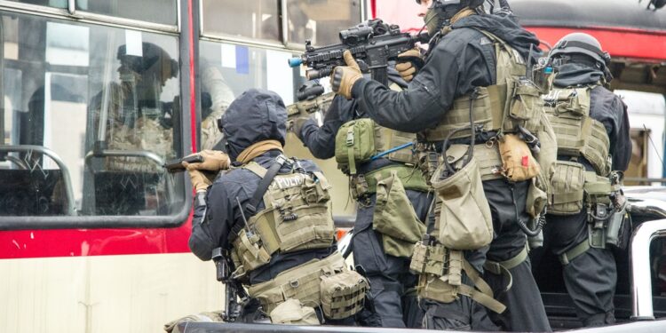 Antyterroryści na terenie MZK