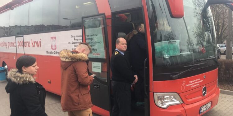 Oddają krew pod LUW