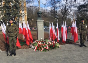 Kwiaty pod pomnikiem rotmistrza. Gorzowskie uroczystości rozpoczęte