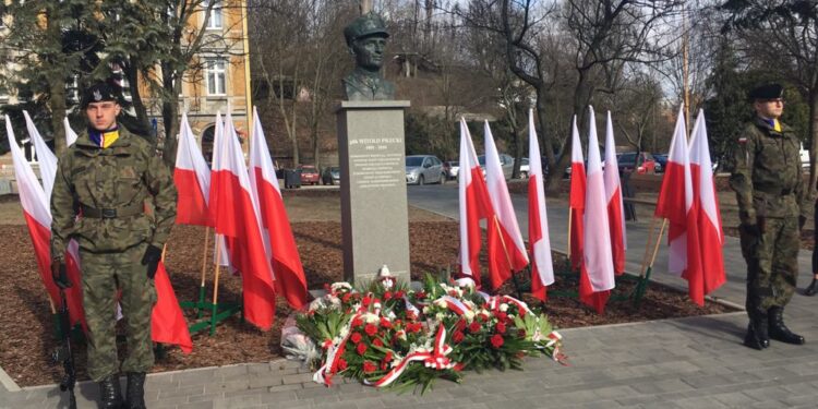 Kwiaty pod pomnikiem rotmistrza. Gorzowskie uroczystości rozpoczęte