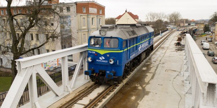 Lokomotywa sprawdza estakadę