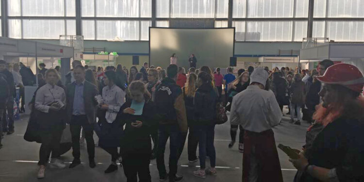 Wybierz szkołę podczas targów