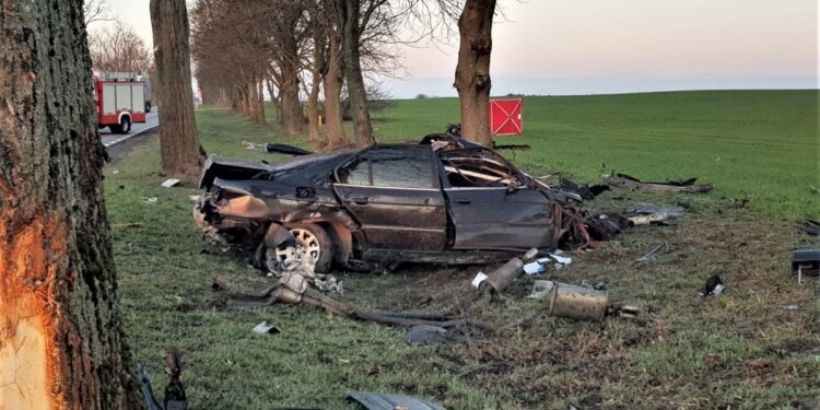 Strzelce: w wypadku zginął 19-latek [zdjęcia]