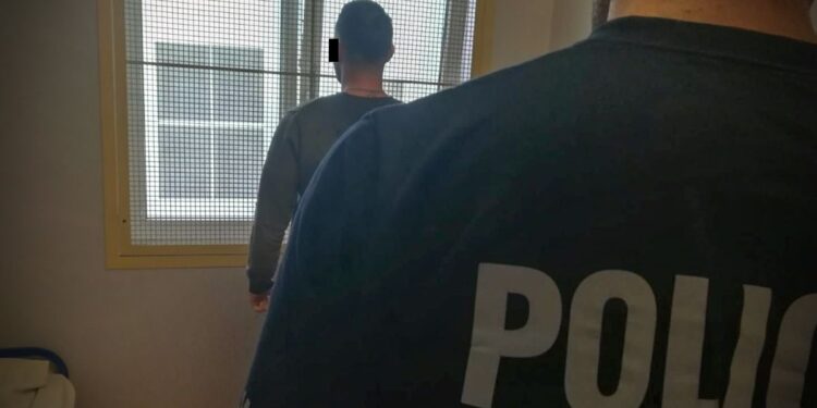 Kokaina i broń w mieszkaniu poszukiwanego listem gończym