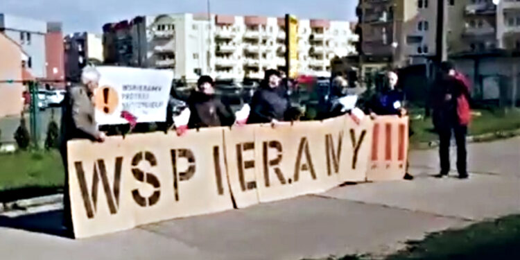 Odgłosy zwierząt pod szkołą. Akcja KOD w czasie egzaminów