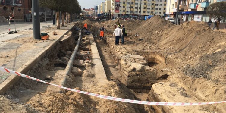 Kolejne mury, krypty i znaki zapytania