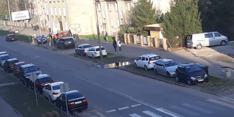 Dzikie parkowanie na trawnikach