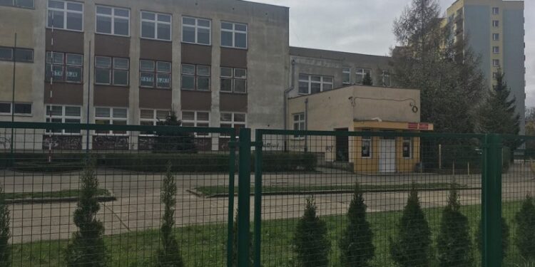 Odgłosy zwierząt pod szkołą. Akcja KOD w czasie egzaminów