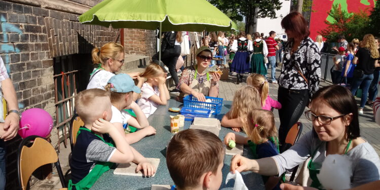 Bawią się na Teatralnej