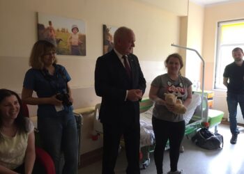 Wojewoda w szpitalu na Dzień Dziecka