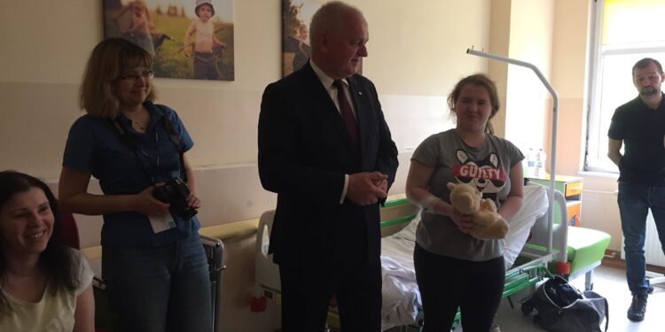 Wojewoda w szpitalu na Dzień Dziecka