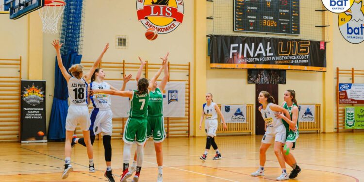 AZS AJP w strefie medalowej