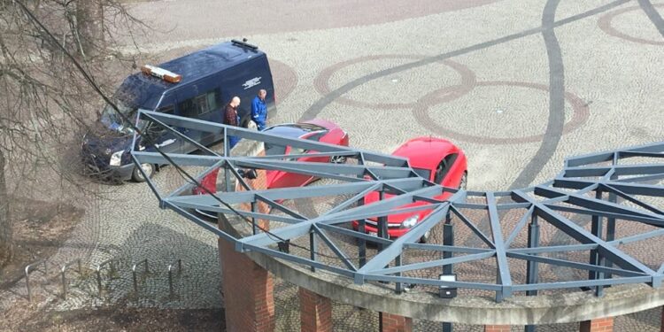 Źle zaparkowane auta na bulwarze do odholowania