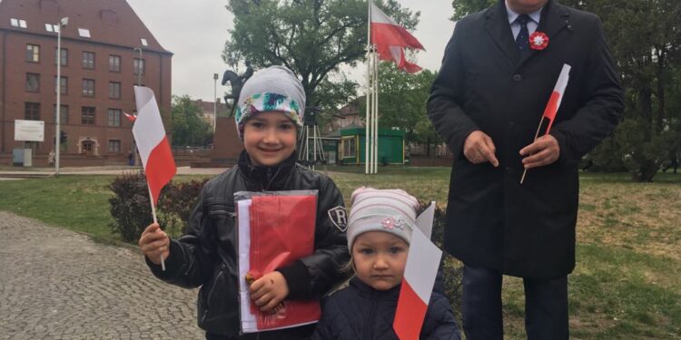 Minister i wojewoda rozdawali flagi