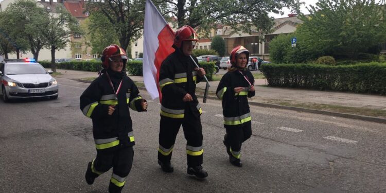 Strażacka sztafeta z flagą