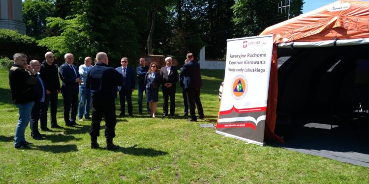 Wojewoda chwali się Mobilnym Centrum Zarządzania Kryzysowego