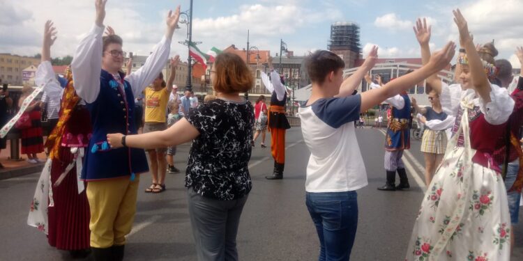 Na ludowo na moście