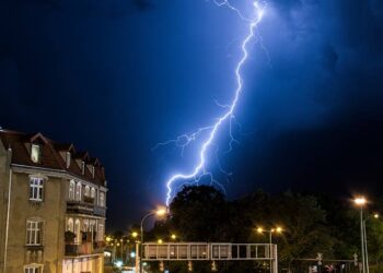 Jak zachowywać się w czasie burzy? [INFOGRAFIKA, WIDEO]