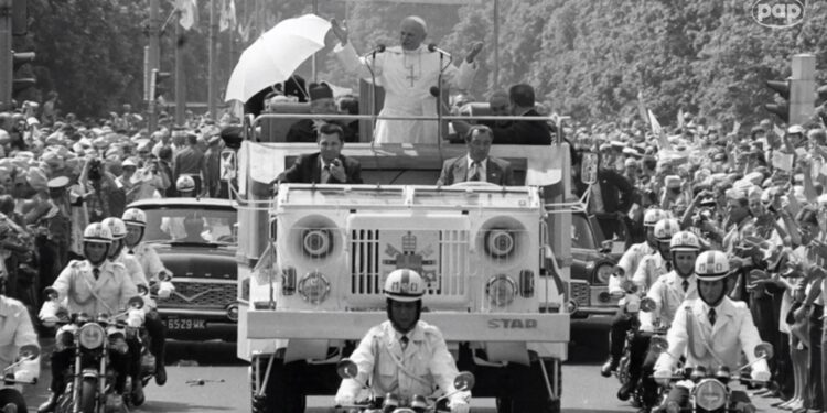 Prof. Żaryn o strachu władz PRL przed wizytą papieża