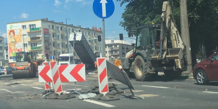 Układają asfalt przy katedrze