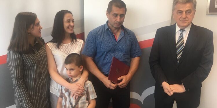 Wyciągał ludzi z płonących aut. Otrzymał gratulacje wojewody