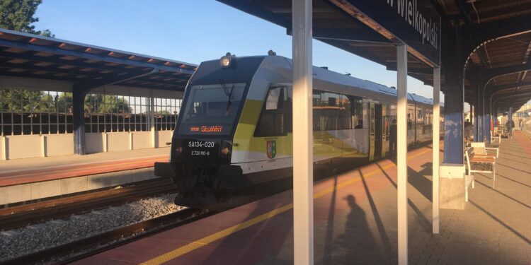 Estakadą przejechał pierwszy pociąg z pasażerami