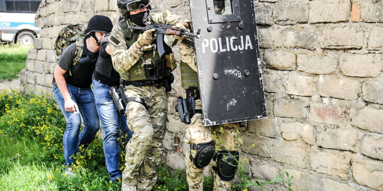 Napad na kantor… Spokojnie, to tylko ćwiczenia (GALERIA)