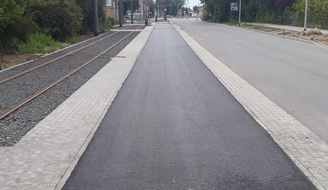 Leją asfalt pod ścieżkę rowerową na ul. Kostrzyńskiej