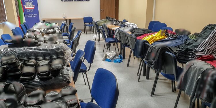 Policja zabezpieczyła podrabianą odzież