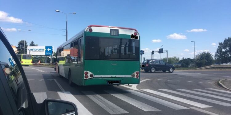 Zderzenie autobusu z osobówką