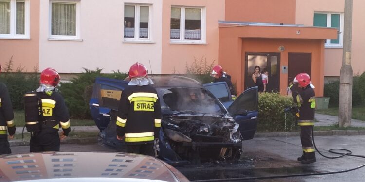 Spłonął samochód na Placu Słonecznym