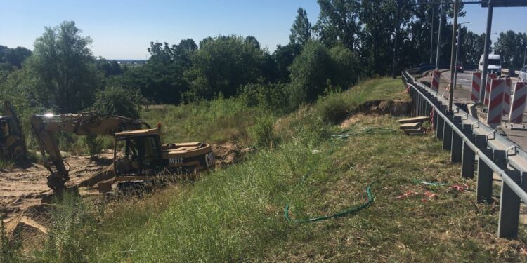 Drogowcy naprawiają wyrwę przy rondzie Santockim