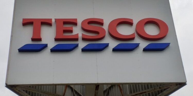 Tesco sprzedaje hipermarket przy Słowiańskiej