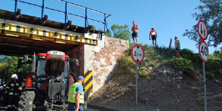 Ciągnik zablokował przejazd pod wiaduktem w Santoku