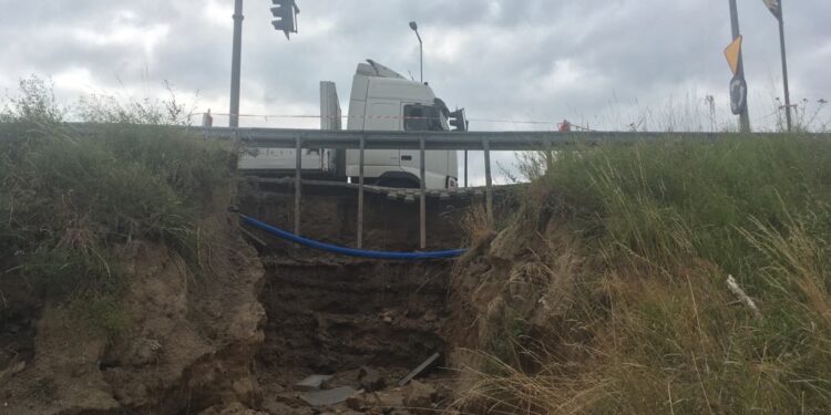 Wyrwa w skarpie przy rondzie Santockim