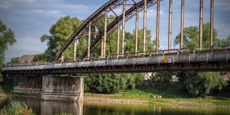 Niedoszły samobójca na moście kolejowym