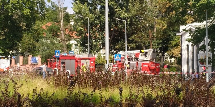 Strażacy usuwali gzyms z budynku Białego Kościoła