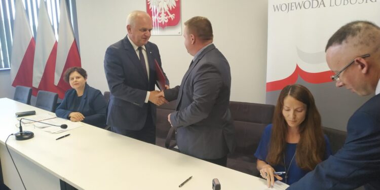 Podpisano umowy na wsparcie lokalnych połączeń autobusowych