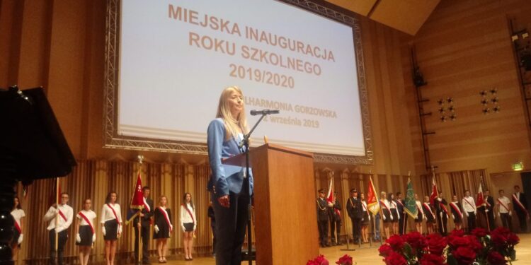 Oficjalnie zabrzmiał pierwszy dzwonek