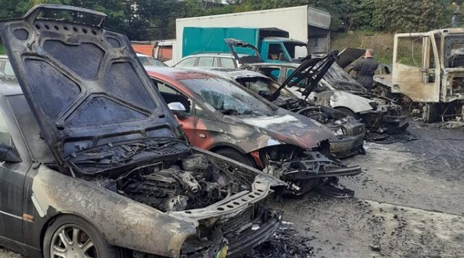 Na Gwiaździstej płonęły samochody. To podpalenie