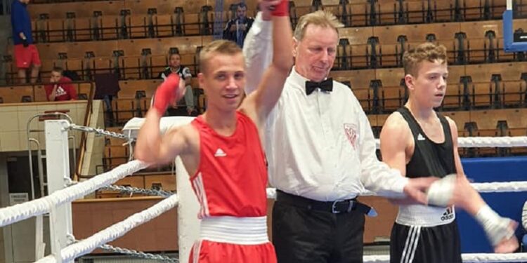 Junior pokonał seniorów