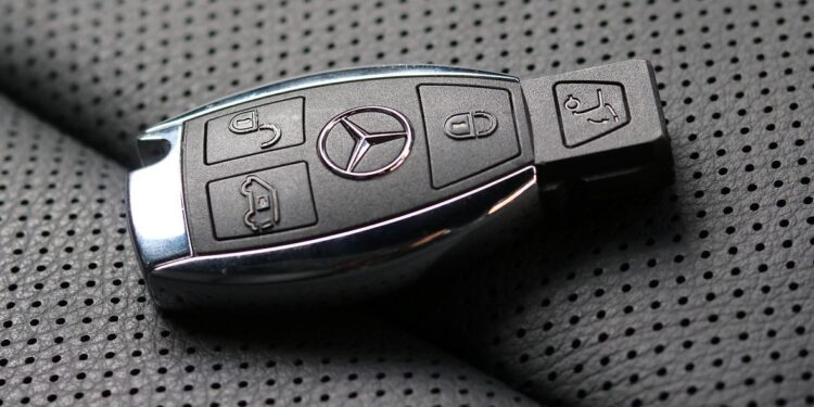 Policja ostrzega przed złodziejami aut bezkluczykowych