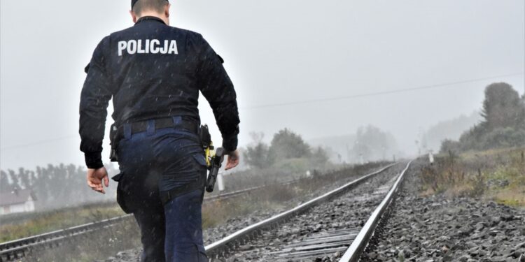 31-latek próbował rzucić się pod pociąg