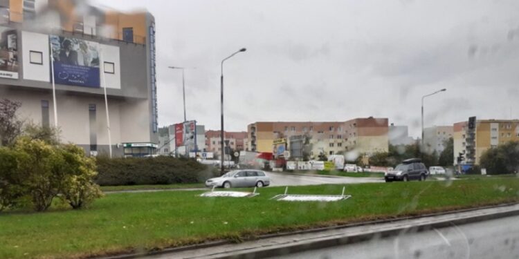 Mocno wieje, uważajcie na drogach
