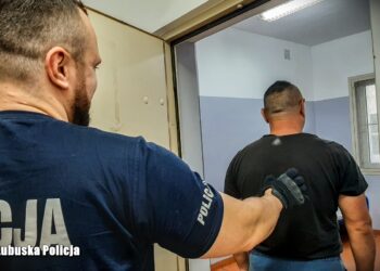 Był poszukiwany. Wpadł, bo nie zapiął pasów