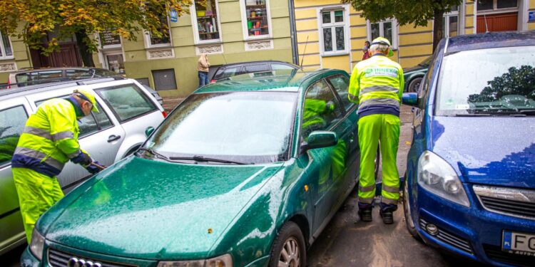 Trwają jesienne porządki na ulicach