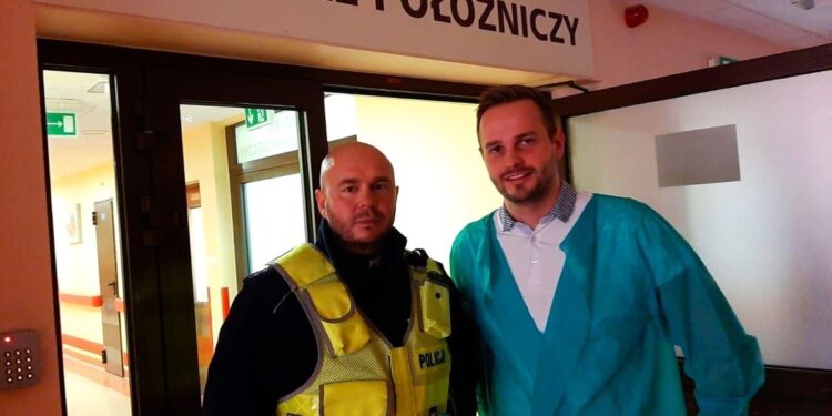 Policja eskortowała rodzącą kobietę do szpitala