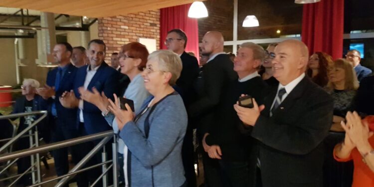 Pierwsze reakcje PiS na sondażowe wyniki wyborów