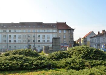 Przesuwają wieszcza